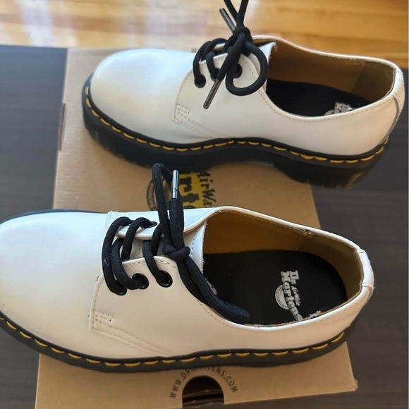Dr. Martens white shoes - Picture 2 of 4